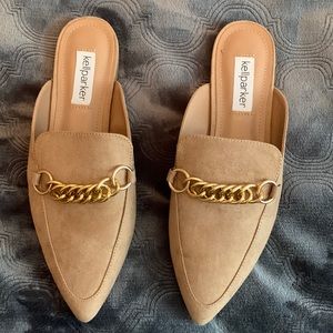 Stylish tan mules w/ gold chain. Size 7. Great condition. Brand is KELLPARKER.